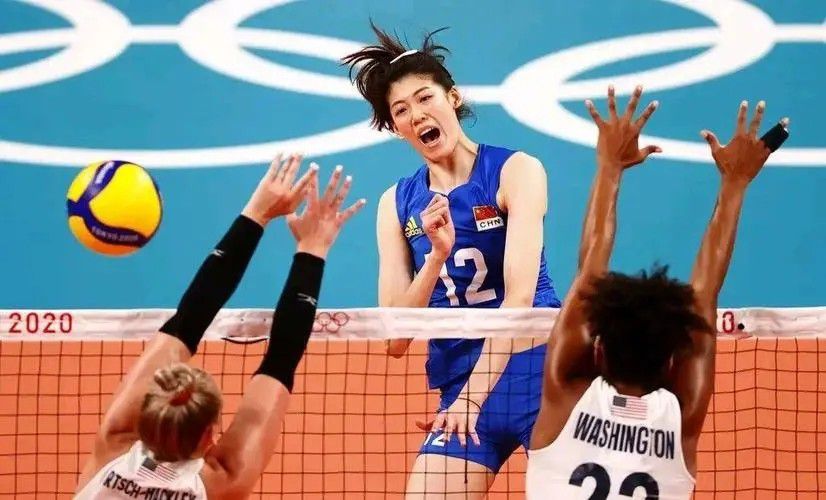 目前张康阳和管理层、主教练的联系都是通过电话和短信，无法面对面交流，这也是一个问题。